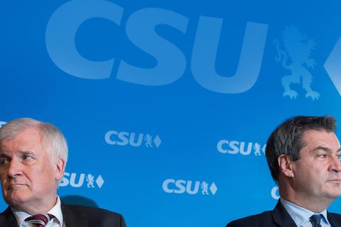 Horst Seehofer, Bundesminister für Inneres, Heimat und Bau, und Markus Söder, Ministerpräsident von Bayern, auf einer Pressekonferenz.  Foto: Peter Kneffel/dpa