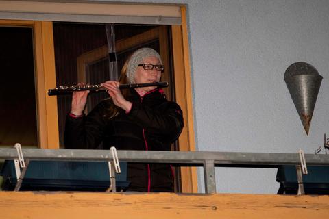 Melina Pauly hat sich der Aktion ihres Orchesters angeschlossen und trägt vom heimischen Balkon ihren Teil zu den Konzerten bei. Foto: Thorsten Gutschalk 