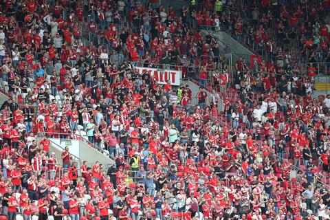Beim Spiel des 1.FC Kaiserslautern gegen Eintracht Braunschweig am 24. Juli waren wieder zahlreiche Zuschauer im Stadion erlaubt. Ob so etwas angesichts der Delta-Variante eine gute Idee ist? Foto: Fabian Kleer