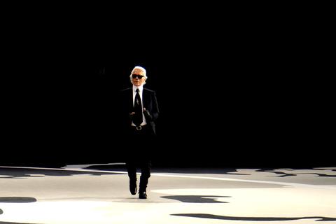 Karl Lagerfeld auf dem Catwalk. Foto: Kossiwakis