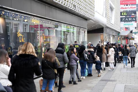 Eine Schlange von Menschen auf der Mariahilfer Straße in Wien: Nach sechs Wochen Lockdown, öffnen in Österreich wieder die Geschäfte. Foto: dpa