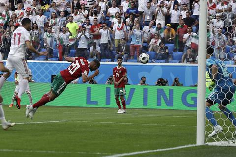 Der Pechvogel der ersten WM-Partie gegen den Iran: Marokkos Aziz Bouhaddouz (Nummer 20) köpft den Ball ins eigene Tor. Foto: dpa