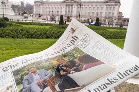Ein Ausschnitt aus einem Interview von US-Moderatorin Winfrey mit Prinz Harry und Herzogin Meghan ist auf der Titelseite der Zeitung «The Daily Telegraph» abgedruckt. Im Hintergrund ist der Buckingham Palace. Die beiden haben in dem Interview schwere Vorwürfe gegen das britische Königshaus erhoben.  Foto: Ian West/PA Wire/dpa