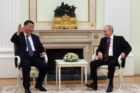 Wladimir Putin (r), Präsident von Russland, und Xi Jinping, Präsident von China, unterhalten sich während ihres Treffens im Kreml.