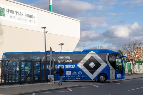Der Mannschaftsbus des Hamburger SV stand nach dem Spiel in Darmstadt lange im Stau (hier ein Archivfoto von einem Auswärtsspiel in Fürth).