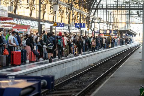 Zahlreiche Reisende warten am frühen Morgen im Frankfurter Hauptbahnhof auf einen ICE nach Berlin. Foto: dpa