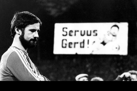 "Servus Gerd" heißt auf der Anzeigetafel des Münchner Olympiastadions, wo Gerd Müller (l) am Abend des 20. September 1983 seine sportliche Karriere beendete. Archivfoto: dpa