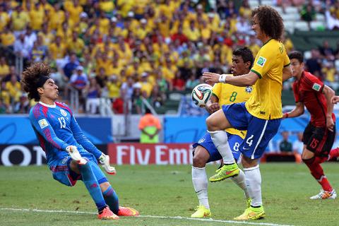 Brasilien (gelbe Trikos) beißt sich an Guillermo Ochoa (blaues Trikot) die Zähne aus. Foto: dpa
