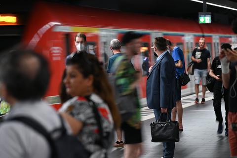 Zugreisende warten im Hauptbahnhof auf die Einfahrt einer S-Bahn. Foto: dpa
