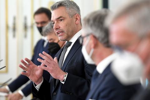 Der Österreichische Bundeskanzler Karl Nehammer kündigte das Ende des Lockwons für Ungeimpfte an.   Foto: Roland Schlager/APA/dpa