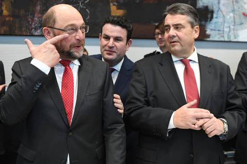 Martin Schulz (links) und Sigmar Gabriel wollen der SPD in anderer Funktion neues Leben einhauchen. Foto: dpa 