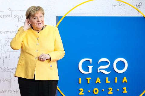 Bundeskanzlerin Angela Merkel (CDU) kommt zu Begrüßung beim Gipfeltreffen der Gruppe der Zwanzig (G20) in das Konferenzzentrum La Nuvola, um vom Premierminister von Italien begrüßt zu werden.  Foto: dpa