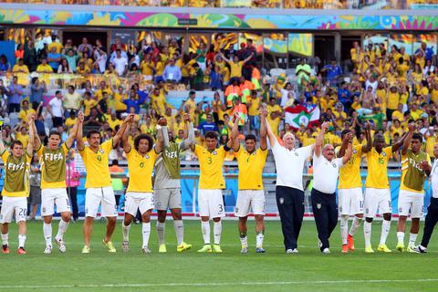 Brasiliens Fußballer feiern mit ihren Fans den Einzug ins WM-Viertelfinale. Foto: dpa