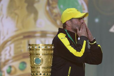 Dortmunds Trainer Jürgen Klopp geht am DFB-Pokal vorbei. Foto: dpa
