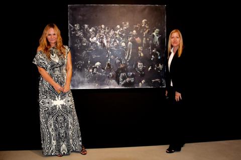Hella Kalkus (links) und die Galeristin Christine Enrile vor einem Bild der Künstlerin. Foto: Anja Kossiwakis