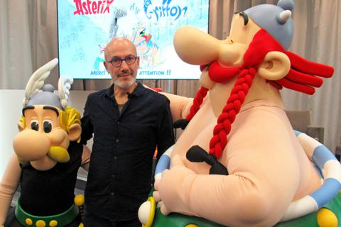 Comicautor Jean-Yves Ferri mit Asterix- und Obelix-Figuren bei der ersten Vorstellung des neuen Comics "Asterix und der Greif". Foto: dpa