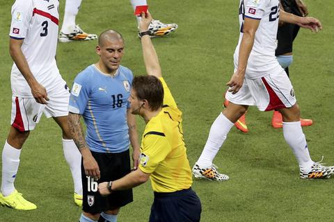 Gerecjte Strafe: Felix Brych (vorn) zeigt Uruguays Maxi Pereira die Rote Karte. Foto: dpa