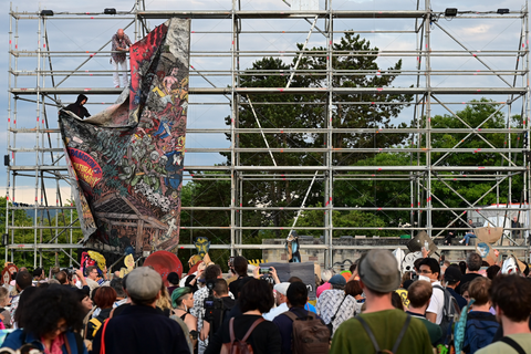 Documenta-Mitarbeiter bauen das letzte Stück des umstrittenen Großbanners „People's Justice“ des indonesischen Künstlerkollektivs Taring Padi auf dem Friedrichsplatz ab.   Foto: dpa