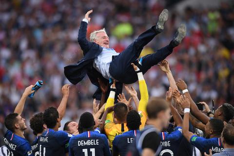 Die französischen Spieler lassen ihren Trainer Didier Deschamps hochleben. Foto: dpa