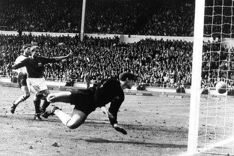 In Zeiten der Coronakrise verschafft ein Blick ins Fußballarchiv Ablenkung - zum Beispiel ins Jahr 1966 mit seinem berühmten "Wembley-Tor". Foto: dpa
