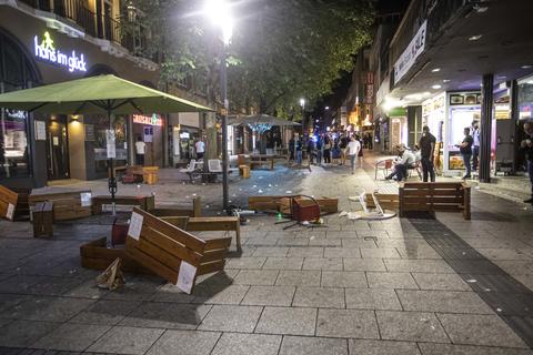 Tische und Bänke liegen auf dem Pflaster in der Innenstadt. Bei Auseinandersetzungen mit der Polizei haben dutzende gewalttätige Kleingruppen die Innenstadt verwüstet und mehrere Beamte verletzt. Foto: dpa