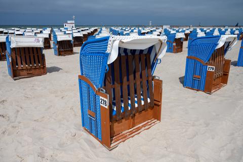 Leere Strandkörbe stehen am Strand an der Küste der Ostsee. Für Urlauber aus Mecklenburg-Vorpommern können Hotels und Ferienwohnungen wieder öffnen.  Foto: dpa