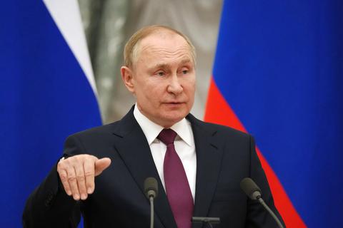 Wladimir Putin hat den russischen Medien verboten, Worte wie „Krieg“ oder „Invasion“ in der Ukraine-Berichterstattung zu erwähnen. Das ist Teil seines Propaganda-Systems – wie auch die Verbreitung von Fake News über die sozialen Medien. Foto: dpa