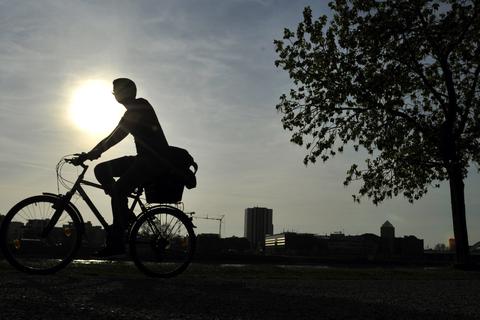 Mit dem Fahrrad zur Arbeit? Ein täglicher Kampf für die guten Vorsätze… Archivfoto: dpa