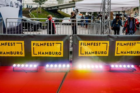 Das 30. Hamburger Filmfest wurde mit dem Film "Wir sind dann wohl die Angehörigen“ eröffnet. © Axel Heimken/dpa