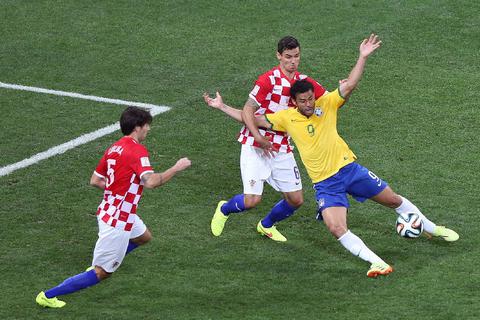 Elfmeter oder keiner? Eine der strittigen Entscheidungen bei Brasilien gegen Kroatien, bei der Schiedsrichter Nishimura mit seinem Pfiff daneben lag. Foto: dpa