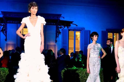 Eindrucksvolle Kleider, großartige Show - Meissen Couture vor der Villa Meissen in Mailand. Foto: Anja Kossiwakis
