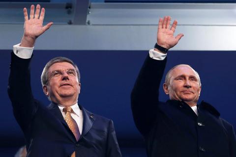 Vladimir Putin (r.) und IOC-Präsident Thomas Bach bei der Eröffnung der Olympischen Spiele in Sotschi. Foto: dpa