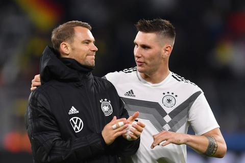 Niklas Süle (re.) und Torhüter Manuel Neuer bei der Deutschen Nationalmannschaft.  Foto: dpa