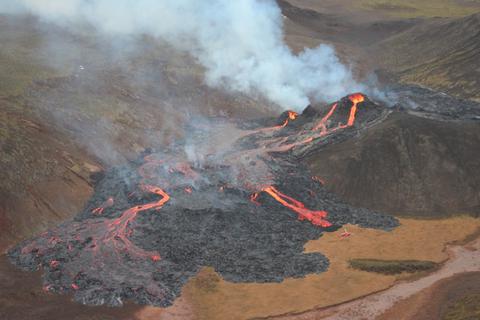 30 Kilometer von Islands Hauptstadt Reykjavik entfernt ist der Vulkan im Gebiet Fagradalsfjall ausgebrochen. Ein Wiesbadener Geologe ist dort und berichtet, wie er das Naturschauspiel erlebt. Foto: Nils Gies
