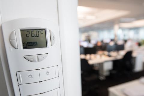 Ab jetzt wird es kritisch: Steigt das Thermometer im Büro über 26 Grad, sollte der Chef was tun. Nach Hause gehen dürfen Arbeitnehmer dann aber noch nicht.  Foto: dpa