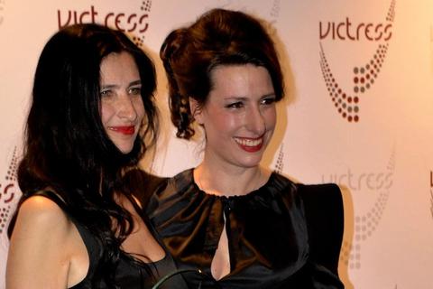 Der Preis für die Lady in Schwarz: Anja Kossiwakis mit Sonja Fusati. Foto: Victress