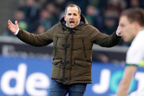 Fand einiges merkwürdig bei der Niederlage gegen Borussia Mönchengladbach: Augsburg-Trainer Manuel Baum. Foto: dpa