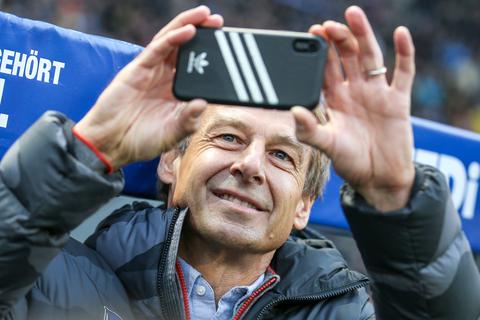 Jürgen Klinsmann, neuer Trainer von Hertha BSC Berlin, bei seinem Debüt gegen Borussia Dortmund. Foto: dpa