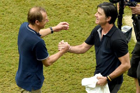 Jogi Löw und Jürgen Klinsmann klatschen sich nach dem Spiel zwischen Deutschland und den USA ab. Foto: dpa
