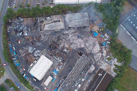 Die Luftaufnahme zeigt das ganze Ausmaß des Großbrandes auf dem Firmengelände des Recyclingsunternehmens in Diez.  Foto: Kreisverwaltung Rhein-Lahn-Kreis 
