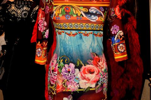 Ein farbenfrohes Kleid aus der Boutique. Foto: Anja Kossiwakis