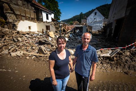 Grit und Friedhelm Bauer vor den Trümmern ihrer Existenz. Kurz bevor ihr Haus weggerissen wurde, konnten sie sich auf das Dach des Nachbarhauses retten. Foto: Lukas Görlach