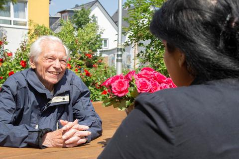 Der 86-jährige Ralf Pflugmacher freut sich über Besuch.  Foto: Vollformat/Volker Dziemballa 