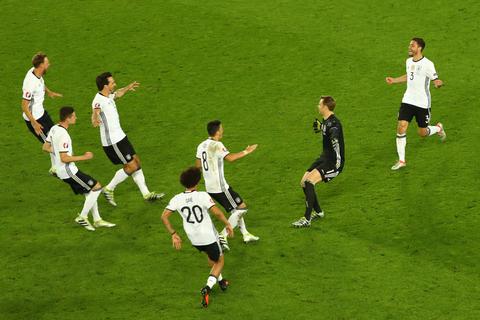 Die deutschen Nationalspieler jubeln nach dem Einzug ins EM-Halbfinale. Foto: dpa