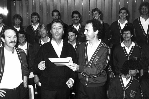 Mit der deutschen Fußball-Nationalmannschaft sang Peter Alexander 1986 "Mexico, mi amor". Archivfoto: dpa