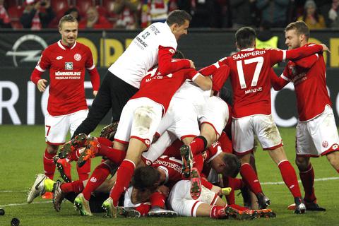 Freude nach dem Sieg bei Mainz 05. Foto: Sascha Kopp