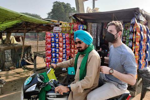 Im März war die Lage in Indien noch relativ entspannt: Oliver Mayer bei Dreharbeiten im Punjab, gemeinsam mit seinem Protagonisten Gora Singh. Der Beitrag thematisiert die Bauernproteste und läuft am 8. Mai in der ARD. Foto: PM Narayanan
