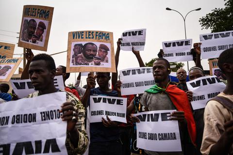  Mali, Bamako: Menschen nehmen an einer Demonstration zur Unterstützung der Streitkräfte von Mali teil. In Mali hat sich Putschistenführer Goita zum neuen Übergangspräsidenten ausrufen lassen.  Foto: Nicolas Remene/Le Pictorium Agency via ZUMA/dpa 