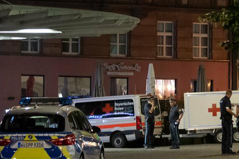 Einsatzfahrzeuge am Tatort in Würzburg. Foto: dpa