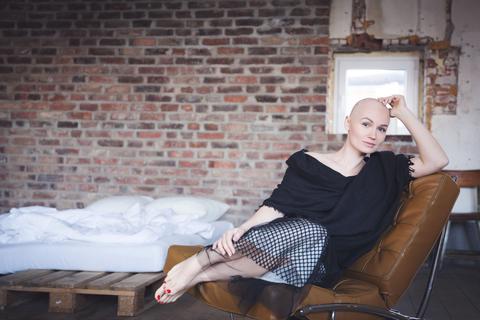 Maria bekommt mit 28 Jahren die Diagnose Brustkrebs. Eine Amputation rettet ihr Leben. Foto: Antonia Moers
